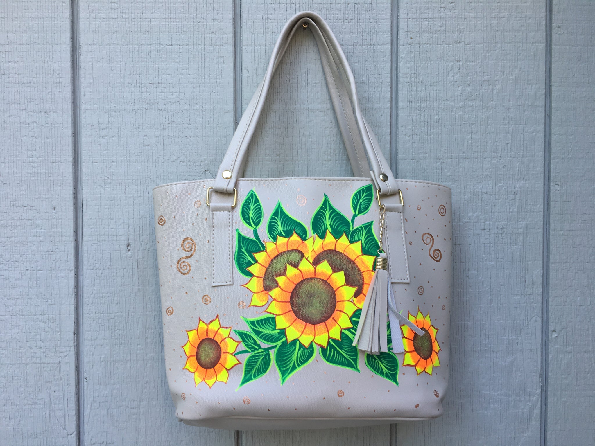 How to paint a thrifted purse - Crafty Chica
